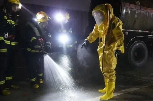 戰斗員在穿戴好防化服救援