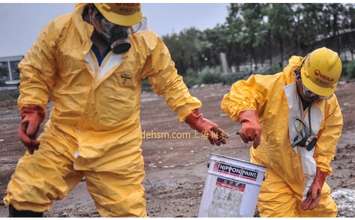 穿杜邦TychemC化學防護服處理廢棄化學品