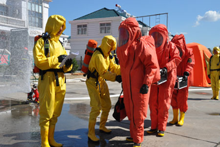 穿重型防化服對化學品泄漏進行搶險救援