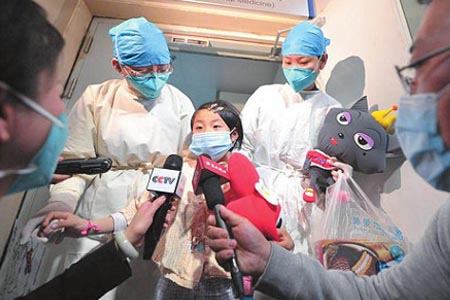 戴著3M1860N95防塵口罩走出監(jiān)護(hù)病房