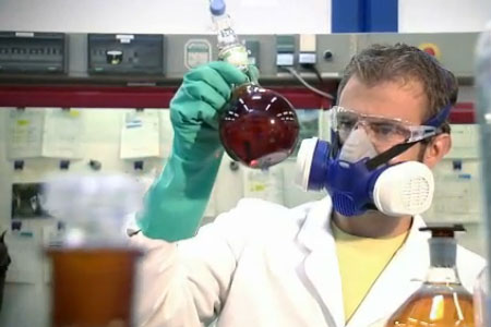 戴防毒面具進(jìn)行實驗室研究