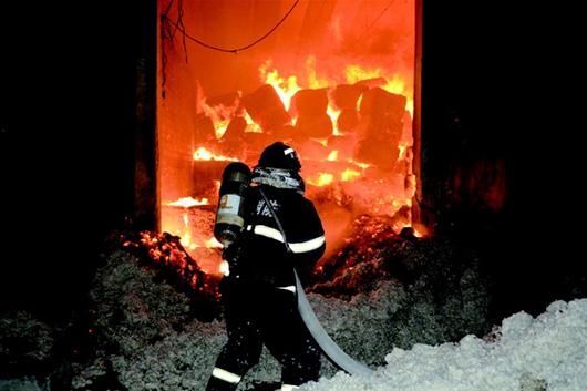身背空氣呼吸器進入火場搜救