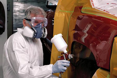 佩戴噴漆防毒面具對(duì)汽車(chē)進(jìn)行噴漆預(yù)處理