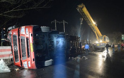 酒精槽罐車泄露救援現場圖片