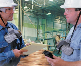 化工行業工作交流中戴防毒面具防護