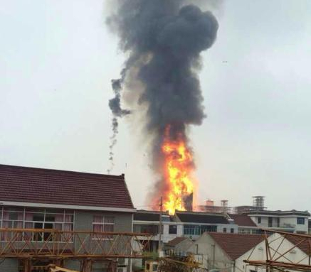 江蘇如皋雙馬化工廠發(fā)生爆炸現(xiàn)場圖1