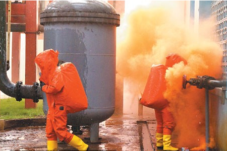 穿全封閉防化服處理液氨泄漏圖片