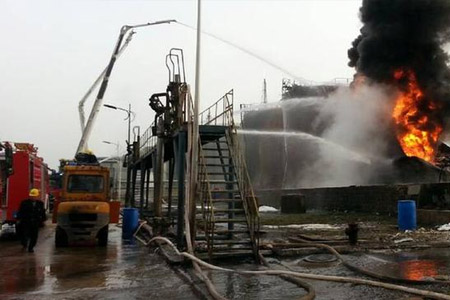 煉油廠儲(chǔ)存罐發(fā)生火災(zāi)現(xiàn)場(chǎng)救援圖1