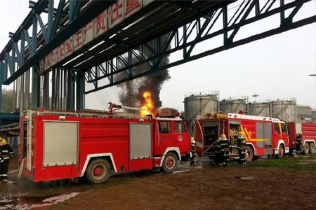 煉油廠儲(chǔ)存罐發(fā)生火災(zāi)現(xiàn)場(chǎng)救援圖2