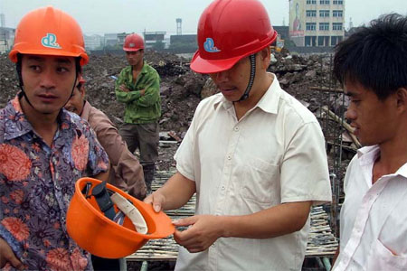 工地上主管在驗證安全帽性能