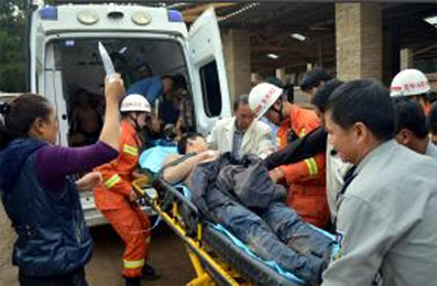 被從井下救起的工人,清淤工人井下暈倒