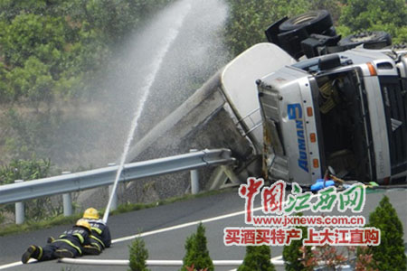 消防隊員正在利用水槍稀釋泄露的甲醇