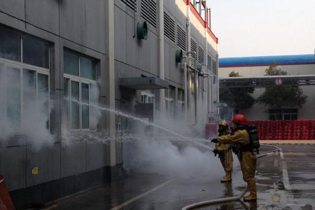 現場身著液氨防護服的消防隊員正在稀釋泄露的液氨