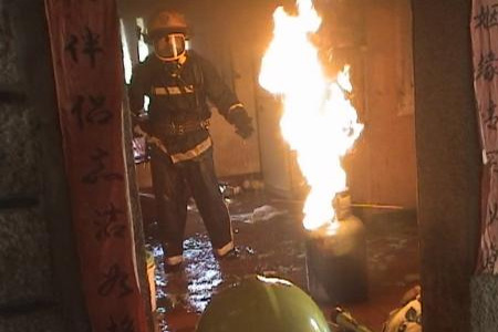 由于燃?xì)庑孤┮l(fā)著火,消防隊(duì)員極力搶救