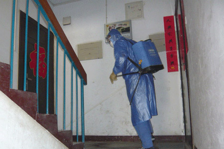 穿戴防毒面具等個(gè)人防護(hù)用品來使用過氧乙酸對(duì)居民區(qū)進(jìn)行消毒