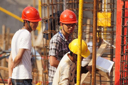 戴安全帽作業中的工人