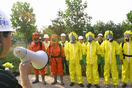 利用破損的防化服來進行教育訓練