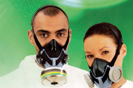 戴著防毒面具做呼吸防護