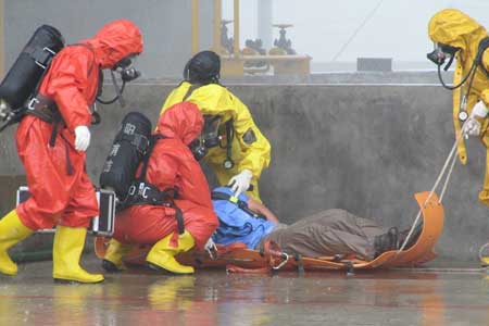 消防員戴空氣呼吸器對現場人員進行緊急救援