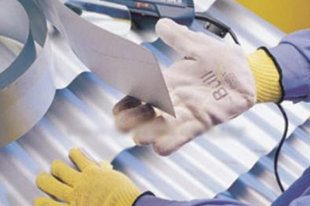 戴防割手套操作切割機(jī)臺