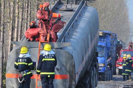 運輸甲醇槽罐車發生泄漏,消防員戴空氣呼吸器進行泄漏處理