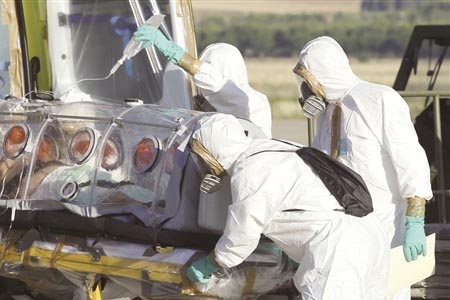 穿醫用防護戴防毒面具對患者遺體進行埃博拉病毒消毒處理