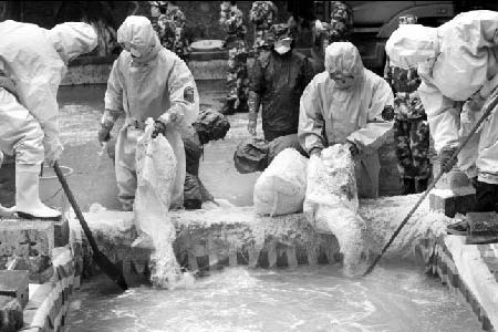 戴防毒面具清理污水池