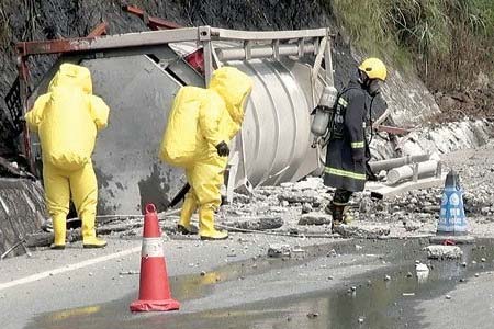 消防員穿全封閉防化服對泄露槽罐車進行緊急救援