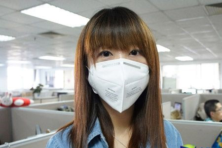 霧霾天氣公司白領(lǐng)戴3M防塵口罩上班