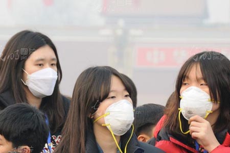 街上戴著防霧霾口罩的美女