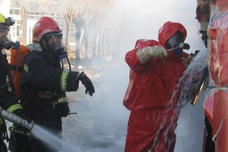 運輸硫酸的槽罐車泄漏消防人員穿防化服救援處理