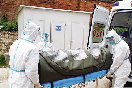 醫(yī)護(hù)人員戴醫(yī)用口罩處理埃博拉病人