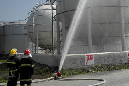 發(fā)生二甲醚儲罐發(fā)生泄漏,消防員緊急處理
