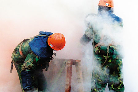 在有毒場(chǎng)所作業(yè)的工人配個(gè)人防護(hù)用品處理事故