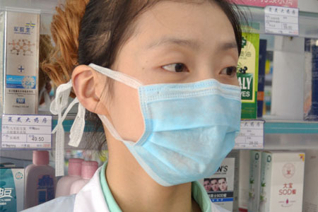 醫(yī)藥店銷售的醫(yī)用外科口罩佩戴圖片