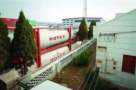 上海危化品倉儲離居民區一墻之隔