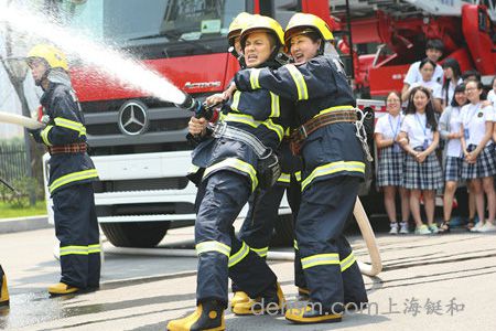 穿上消防服做實戰(zhàn)演習