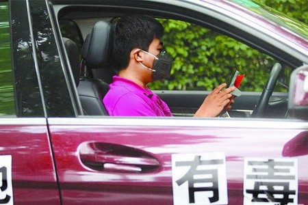 戴防毒口罩預(yù)防汽車尾氣對(duì)人體傷害