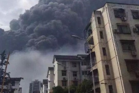 宜昌中興化工物料泄漏引發(fā)火災(zāi)現(xiàn)場(chǎng)圖