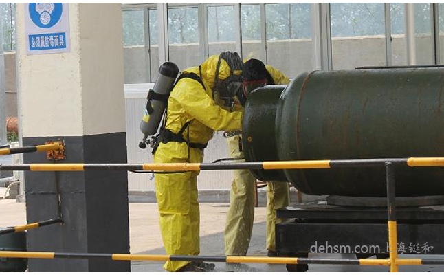 危險化學品泄露救援人員穿戴防化服救援現場