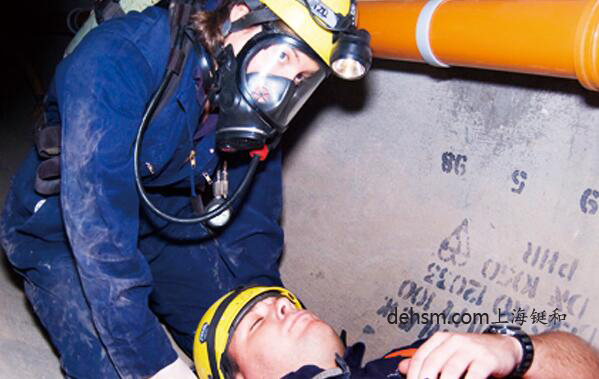 受限空間作業佩戴空氣呼吸器救援