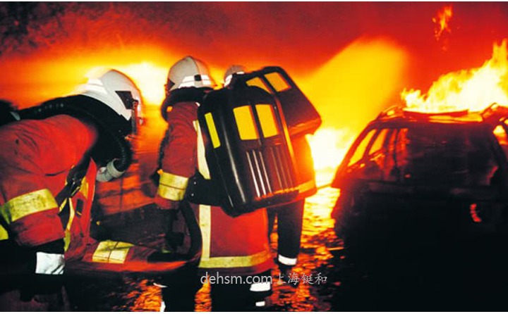 消防員背氧氣呼吸器現(xiàn)場(chǎng)救援