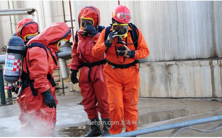 使用空氣呼吸器救援化學品泄漏