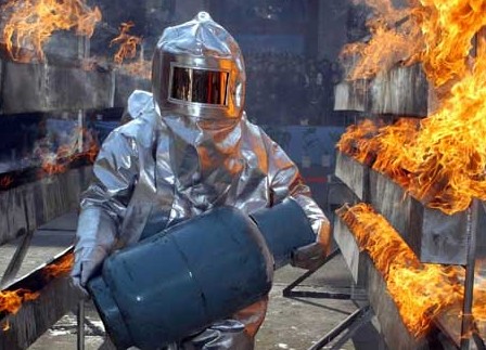 身穿消防隔熱服火災(zāi)救援戰(zhàn)士